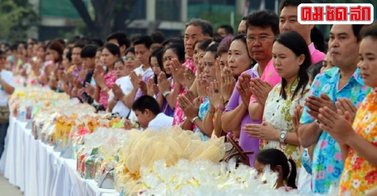 สุขุมพันธุ์นำปชช.ตักบาตรพระสงฆ์จำนวน189 สุขุมพันธุ์นำปชช.ตักบาตรพระสงฆ์จำนวน189
