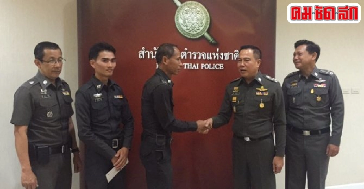 ผบ.ตร.มอบรางวัล2ตร.อุ้มชายชรา ผบ.ตร.มอบรางวัล2ตร.อุ้มชายชรา