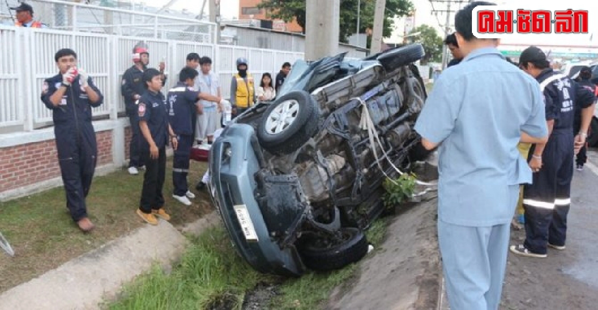 กระบะแหกโค้งชนเสาไฟดับ4 กระบะแหกโค้งชนเสาไฟดับ4
