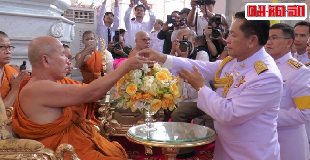 ในหลวงพระราชทานผ้าไตรหลวงพ่อนุช ในหลวงพระราชทานผ้าไตรหลวงพ่อนุช