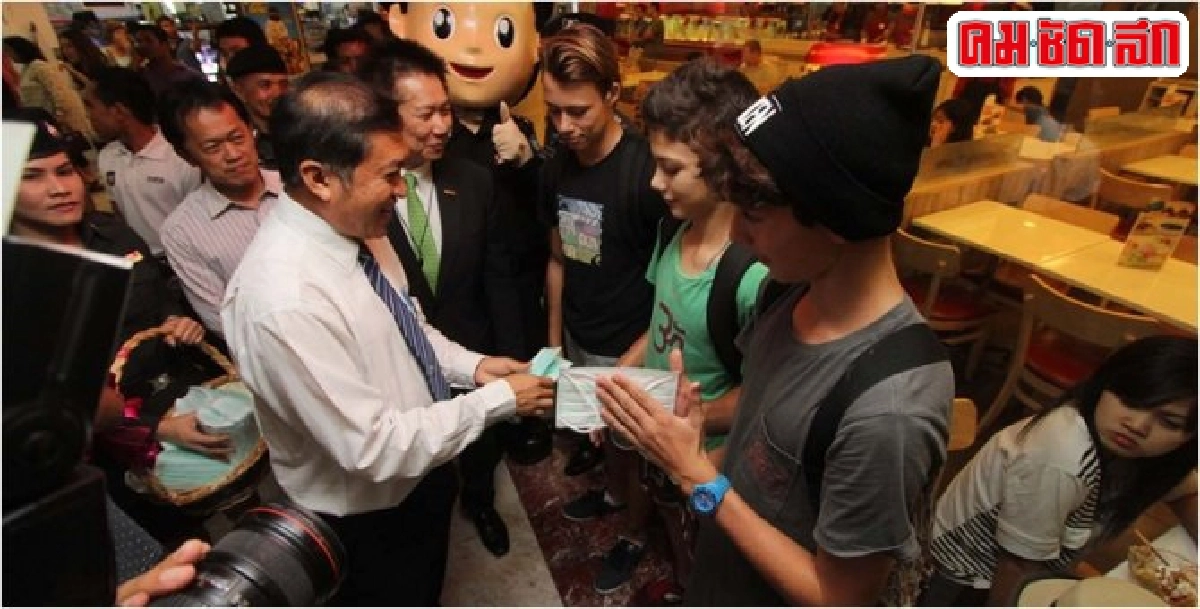ตร.ท่องเที่ยว-สาธารณสุข รณรงค์โรคเมอร์ส แจกหน้ากากอนามัย ตร.ท่องเที่ยว-สาธารณสุข รณรงค์โรคเมอร์ส แจกหน้ากากอนามัย