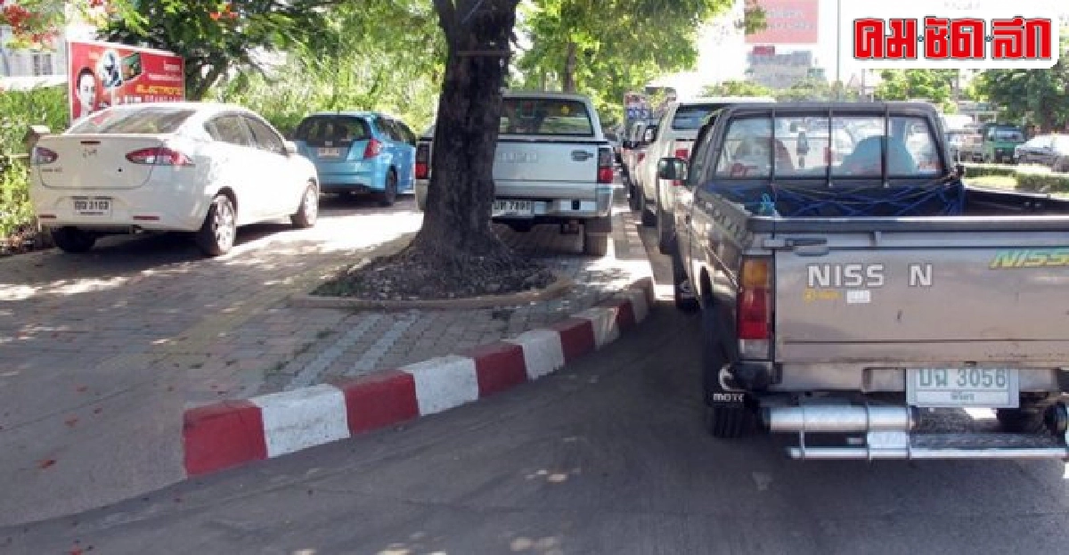 จอดรถแบบนี้...จะเดินกันอย่างไร? จอดรถแบบนี้...จะเดินกันอย่างไร?