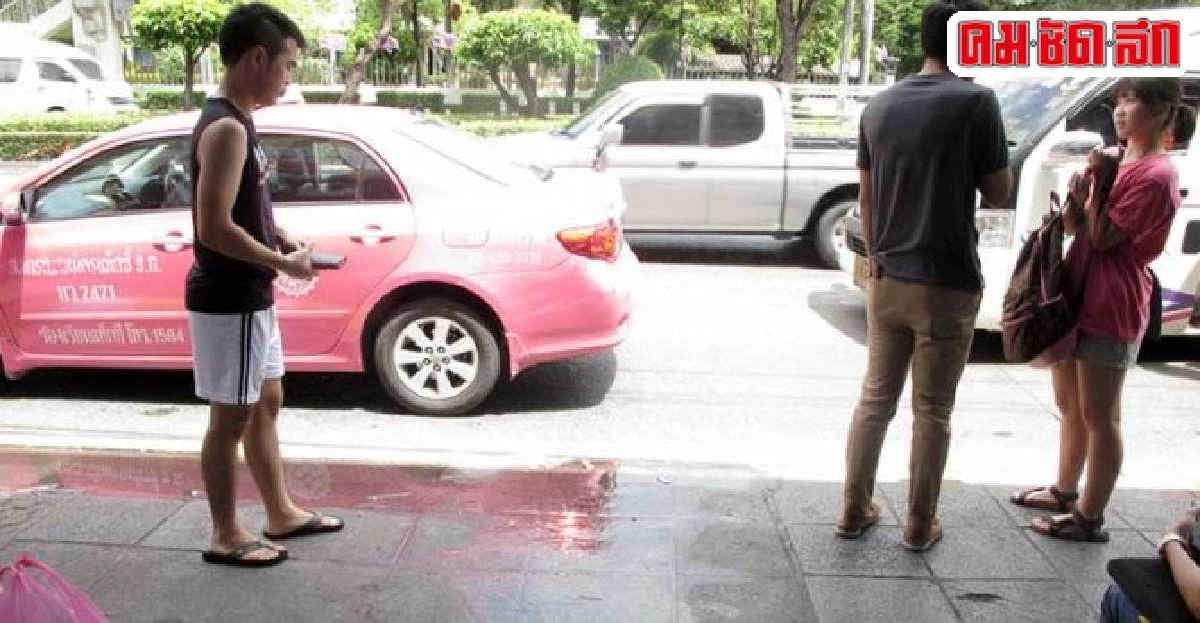 น้ำรั่วซึมบนทางเท้าเดินลื่น