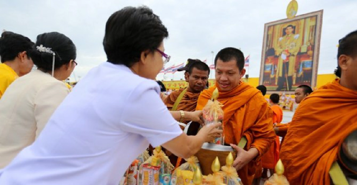 กทม.นำปชช.ทำบุญตักบาตรพระสงฆ์164รูป กทม.นำปชช.ทำบุญตักบาตรพระสงฆ์164รูป