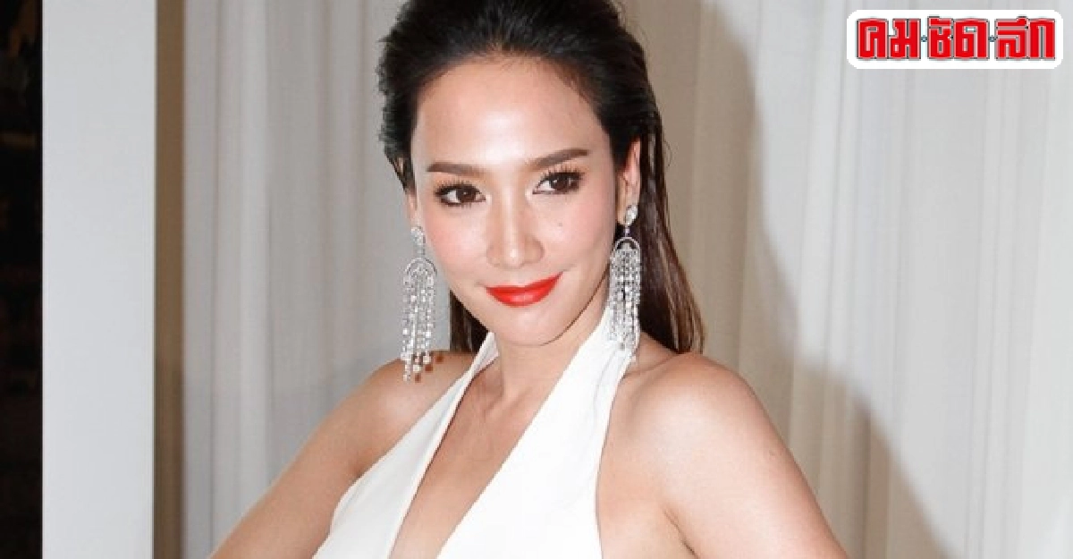 อั้มโชว์สปิริตใส่รองเท้าแตะเข้างาน