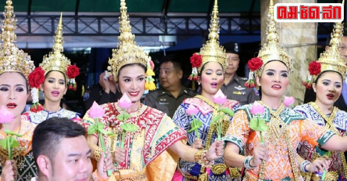 หมีเซียะแต่งชุดนางรำสักการะท้าวมหาพรหม หมีเซียะแต่งชุดนางรำสักการะท้าวมหาพรหม