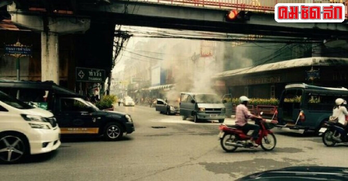 รถตู้แก๊สบึ้มกลางสี่แยกไฟไหม้ลามรถวอด2คัน