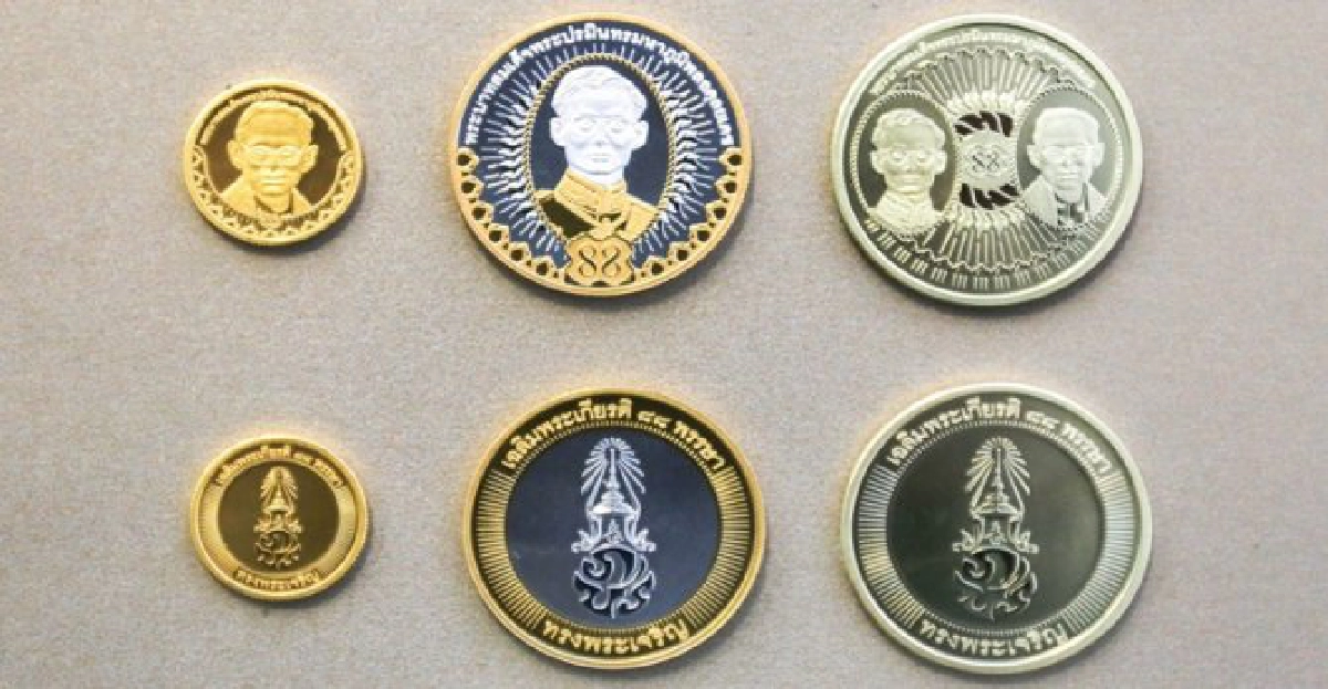 พสกนิกรชาวไทยแห่จองเหรียญเฉลิมพระเกียรติ