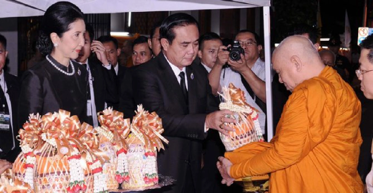 นายกฯนำตักบาตรถวายเป็นพระกุศลพระสังฆราชฯ นายกฯนำตักบาตรถวายเป็นพระกุศลพระสังฆราชฯ
