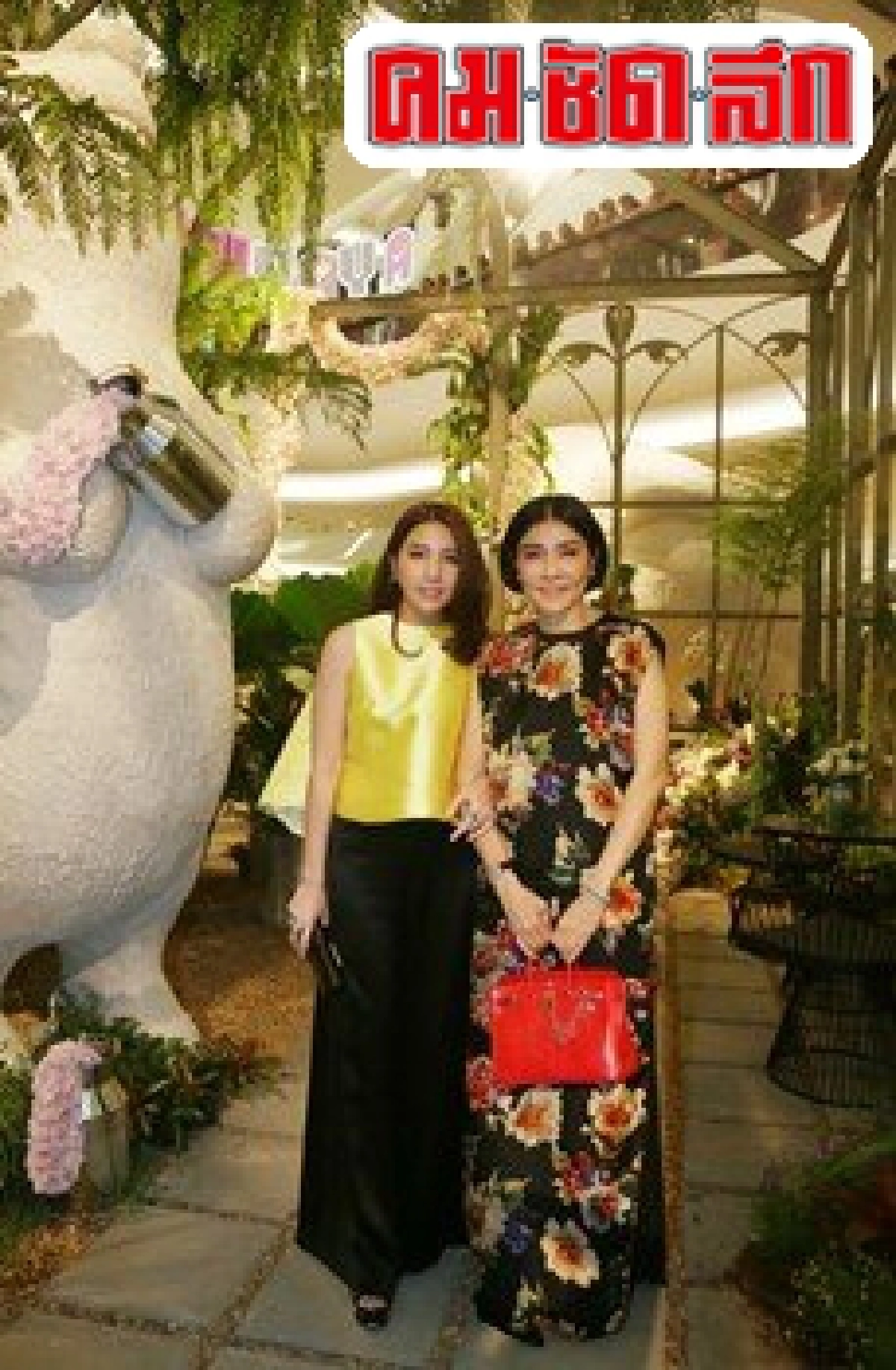 ตระการตาดอกไม้สะพรั่งกลางห้างหรู