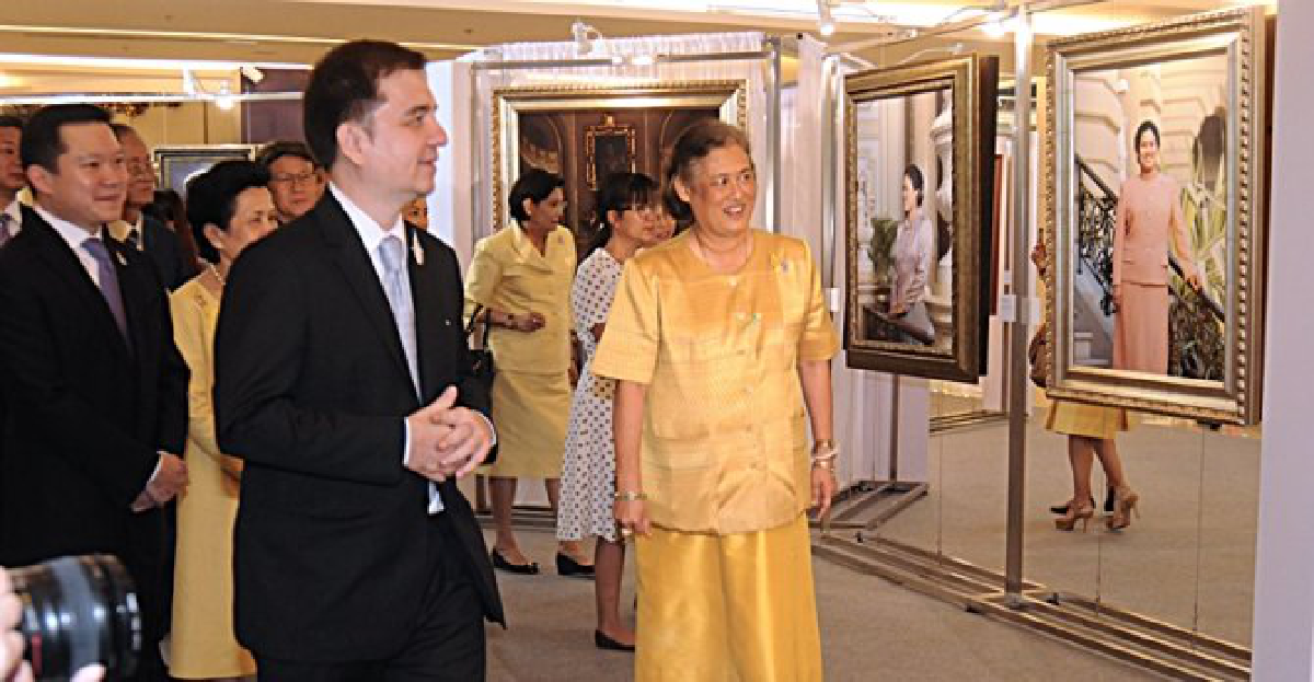 รวมพระฉายาลักษณ์ '60 ภาพ' เฉลิมพระเกียรติ 60 พรรษา รวมพระฉายาลักษณ์ '60 ภาพ' เฉลิมพระเกียรติ 60 พรรษา