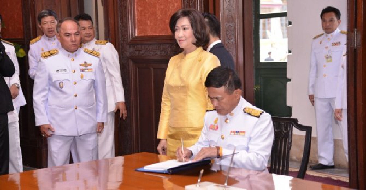 นายกฯ-ภริยาพร้อมครม.ลงนามถวายพระพรในหลวงวันปีใหม่ 