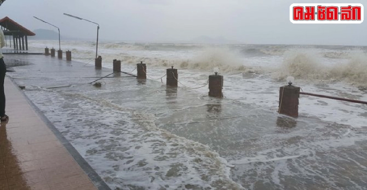 พายุฝนถล่มชายฝั่งชุมพร-นทท.ติดเกาะ พายุฝนถล่มชายฝั่งชุมพร-นทท.ติดเกาะ