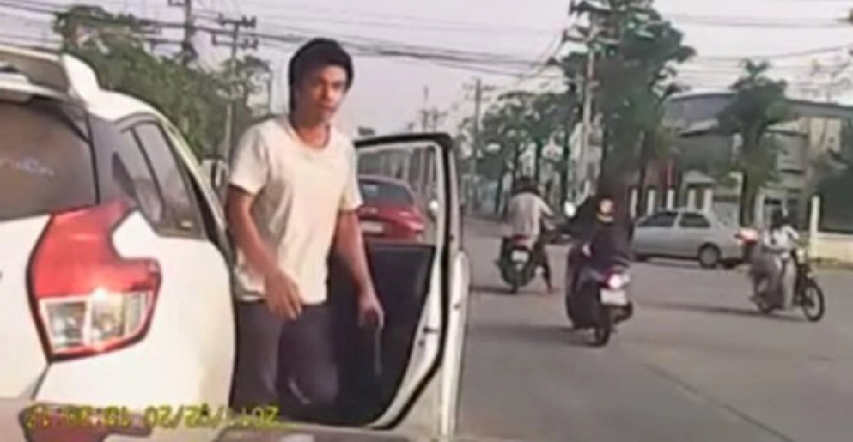 โผล่อีก!คลิปหนุ่มขับเก๋งกร่างโชว์ปืนขู่