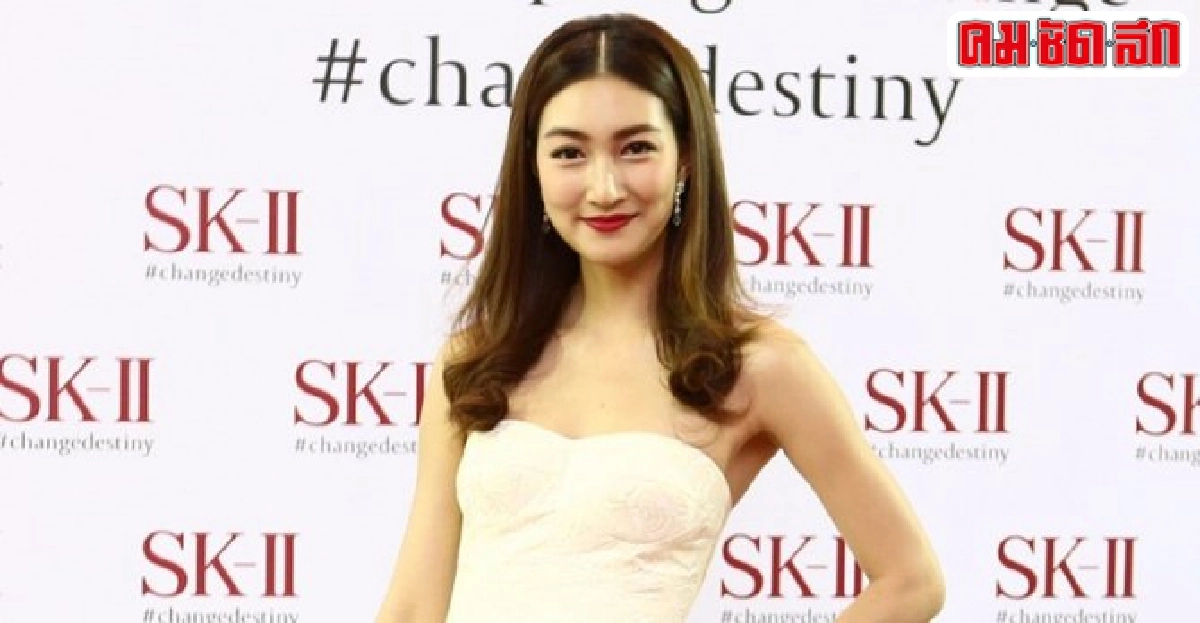 แพนเค้กปัดปรับลุคเซ็กซี่ไม่นอยด์สวมชุดผ้าขาวม้าไม่สวย แพนเค้กปัดปรับลุคเซ็กซี่ไม่นอยด์สวมชุดผ้าขาวม้าไม่สวย