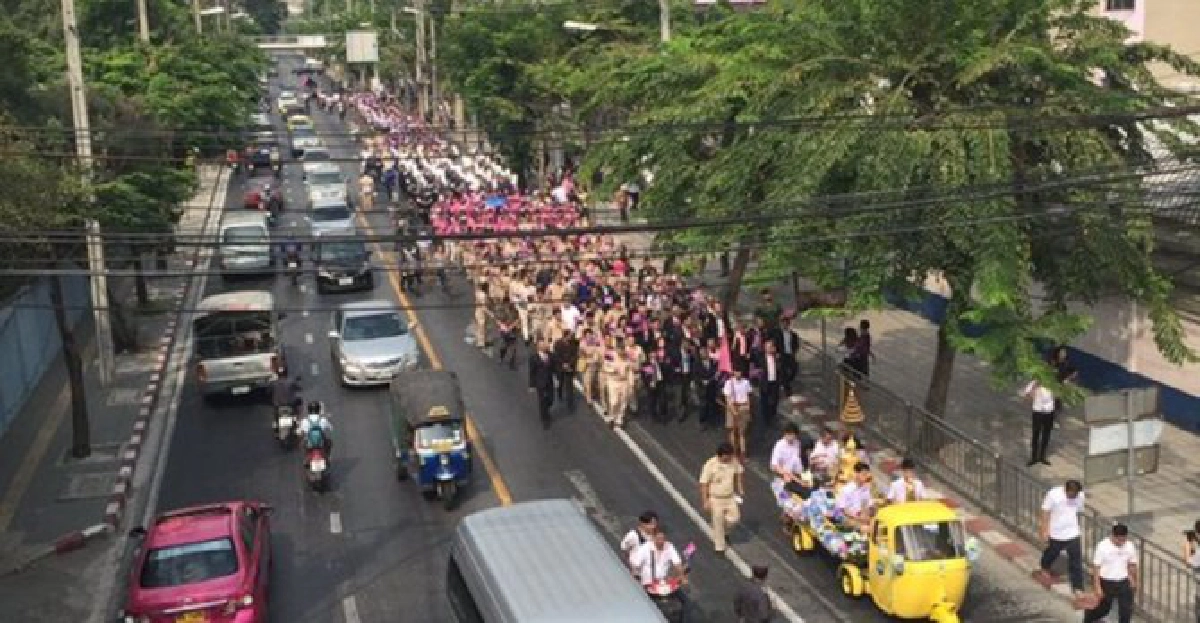 ขบวนรร.โยธินบูรณะเคลื่อนจากแยกเกียกกายไปพระราม7 ขบวนรร.โยธินบูรณะเคลื่อนจากแยกเกียกกายไปพระราม7