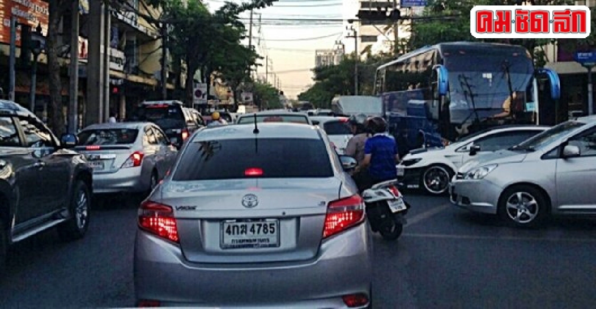 ฟ้องด้วยภาพ : แย่งกันเลี้ยวขวา