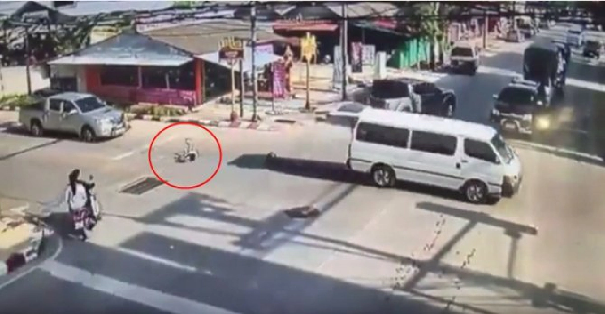 คลิปนาทีระทึก!นร.ตกรถตู้กลางสี่แยกเชียงราย