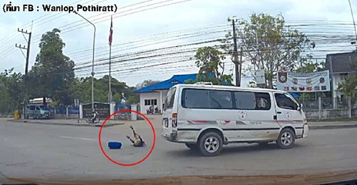 ซ้ำอีก!รถตู้ยูเทิร์นทำเด็กนร.ร่วงกลางถนน ซ้ำอีก!รถตู้ยูเทิร์นทำเด็กนร.ร่วงกลางถนน
