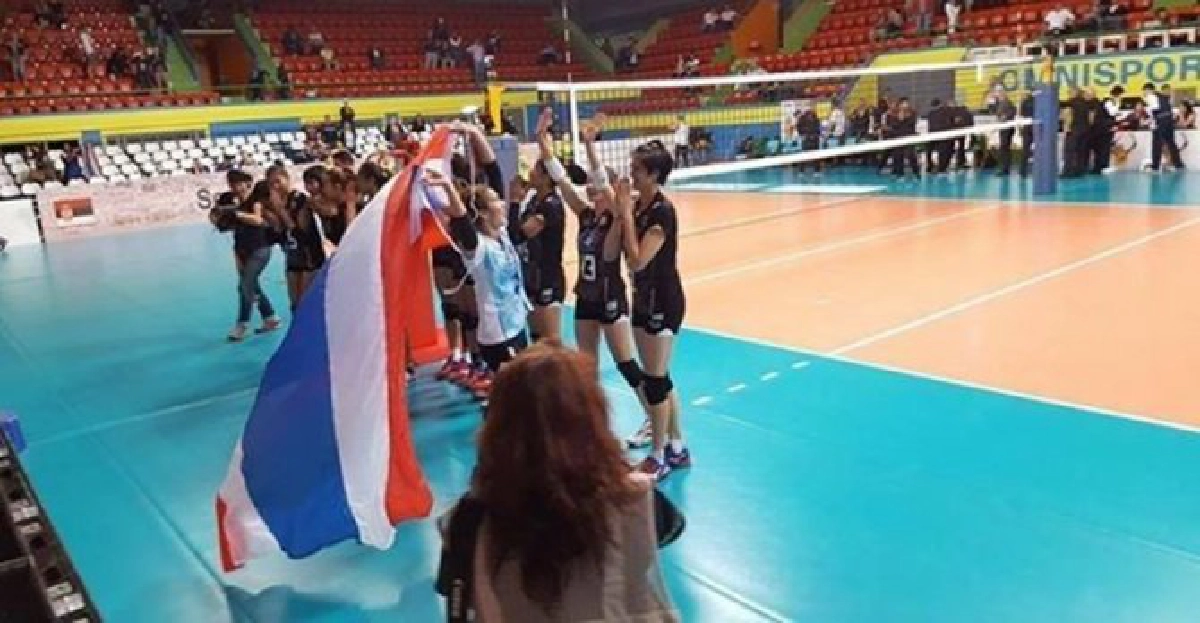 เก็บตกสีสันลูกยางสาวไทยกับกองเชียร์หลังประเดิมตบชนะเซอร์เบีย เก็บตกสีสันลูกยางสาวไทยกับกองเชียร์หลังประเดิมตบชนะเซอร์เบีย