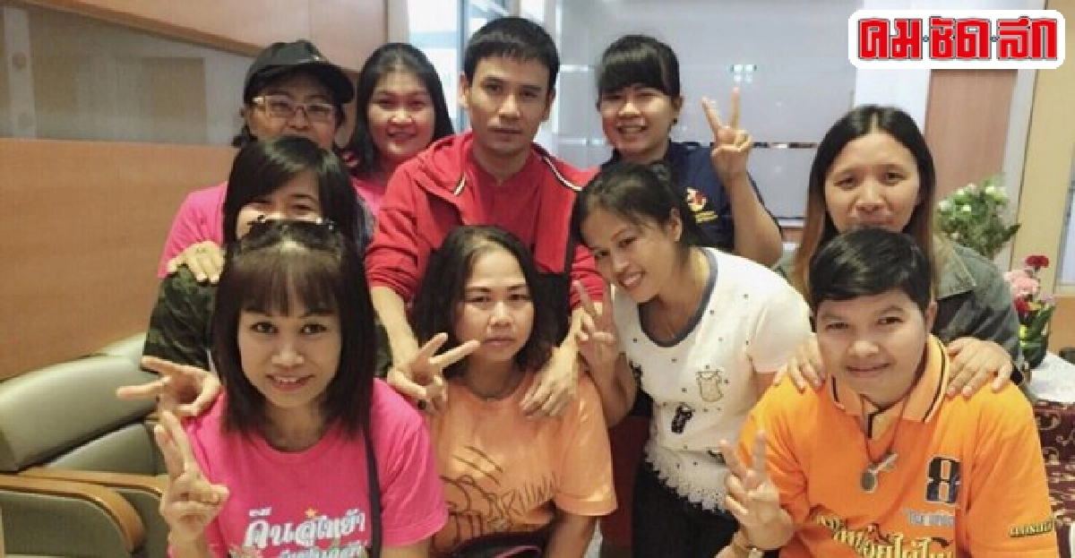 แฟนเพลงแห่รับไผ่ พงศธรออกจากรพ. แฟนเพลงแห่รับไผ่ พงศธรออกจากรพ.