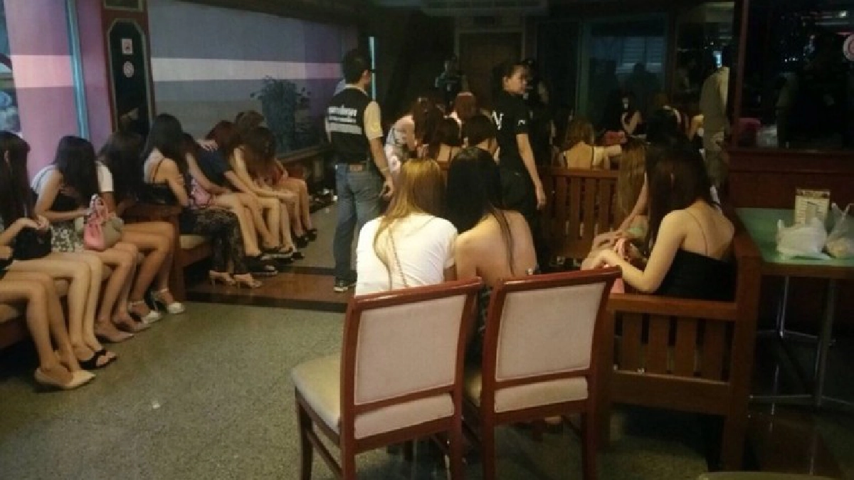 ก.มหาดไทยบุกจับค้ามนุษย์ที่อาบอบนวด ก.มหาดไทยบุกจับค้ามนุษย์ที่อาบอบนวด