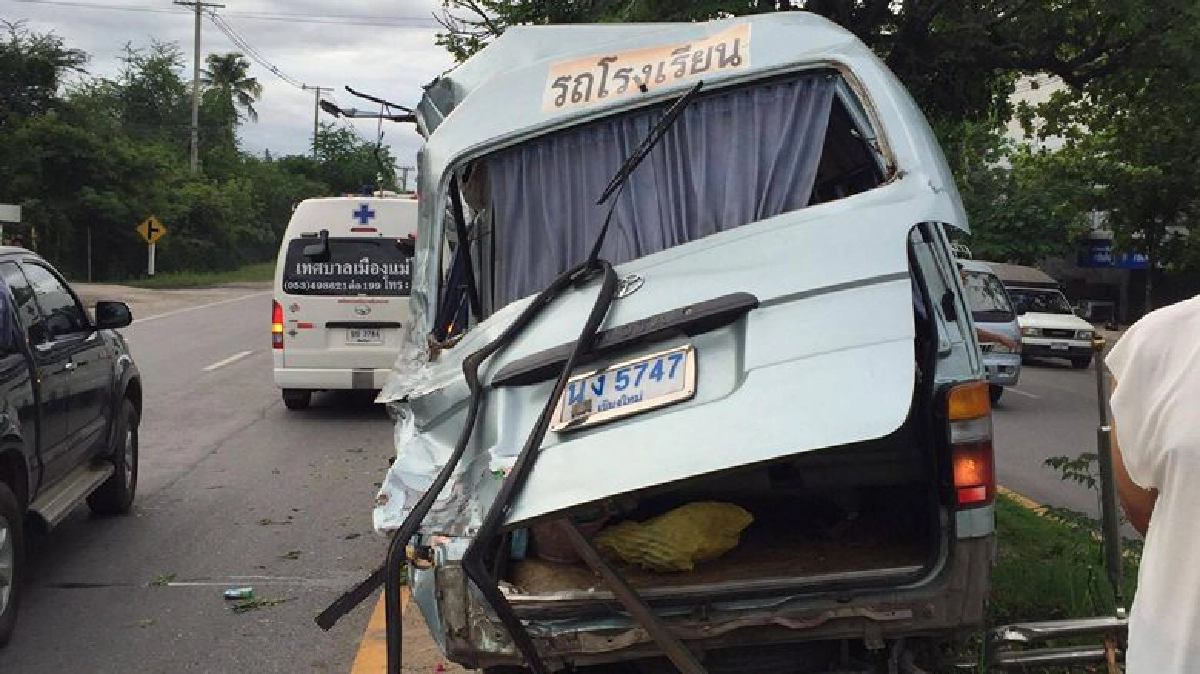 10ล้อพุ่งชนท้ายรถตู้รับ-ส่งนักเรียนเจ็บ12