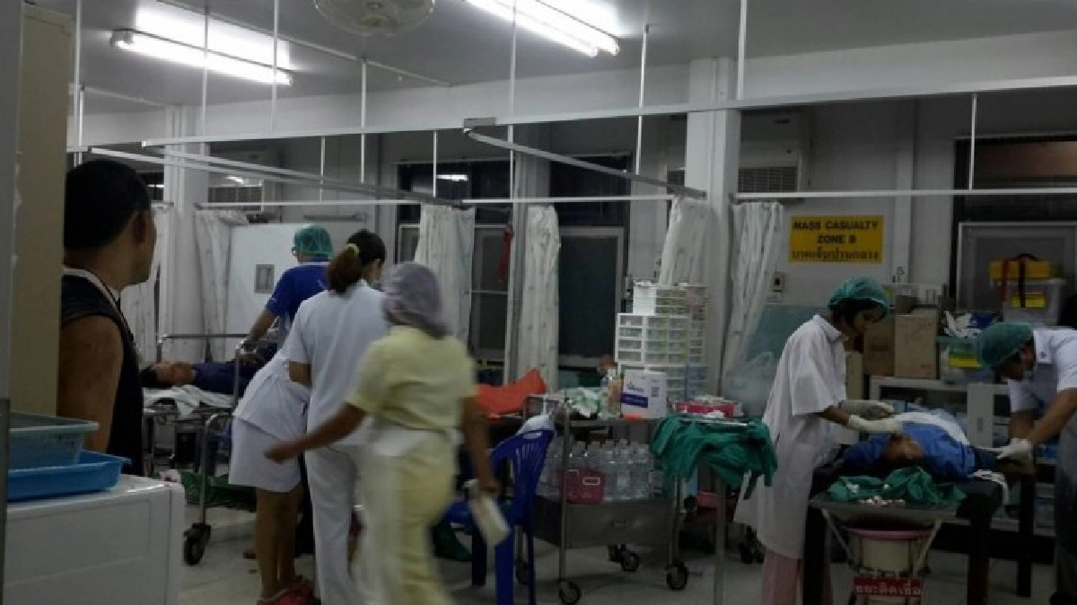 สลด!รถขนแรงงานเขมรชนเสาไฟดับ6 สลด!รถขนแรงงานเขมรชนเสาไฟดับ6