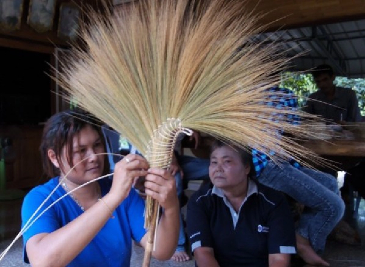 ไม้กวาด“ดอกอ้อ”เสริมรายได้ชาวสวนยาง