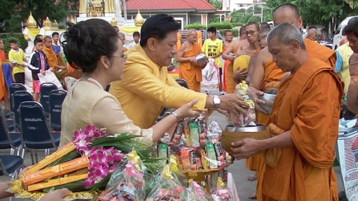 พสกนิกรพร้อมใจใส่เสื้อเหลืองตักบาตรถวายในหลวง