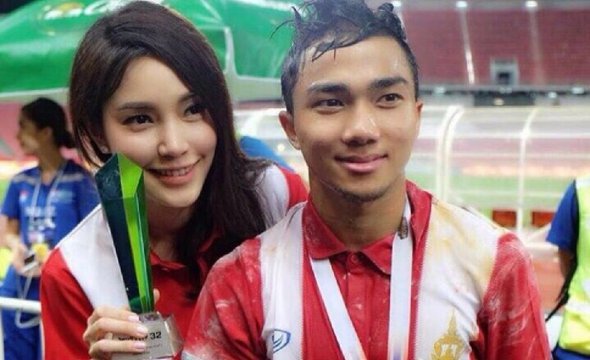 มนต์รักแข้งทอง!! "เมสซี่เจ" ประกาศคบ "เมย์" พิชญ์นาฏ มนต์รักแข้งทอง!! "เมสซี่เจ" ประกาศคบ "เมย์" พิชญ์นาฏ