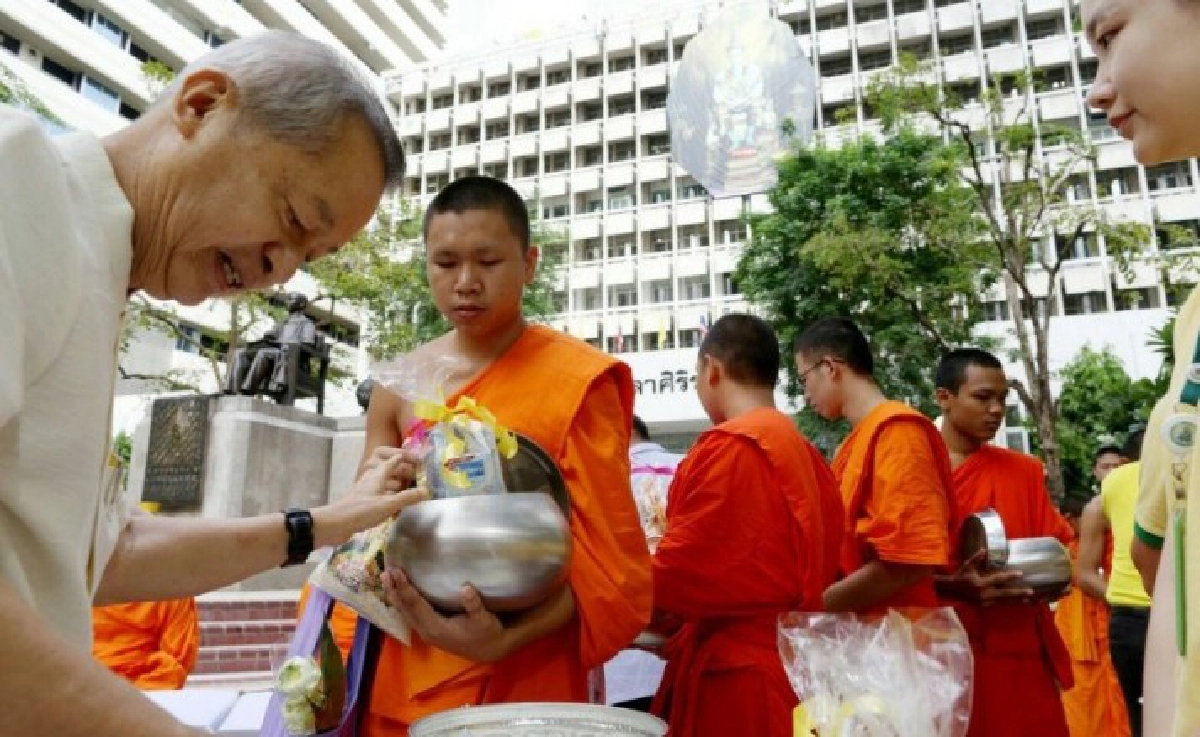 สิริมงคลแต่เช้า ใส่เสื้อเหลืองตักบาตรถวายพระเจ้าอยู่หัว