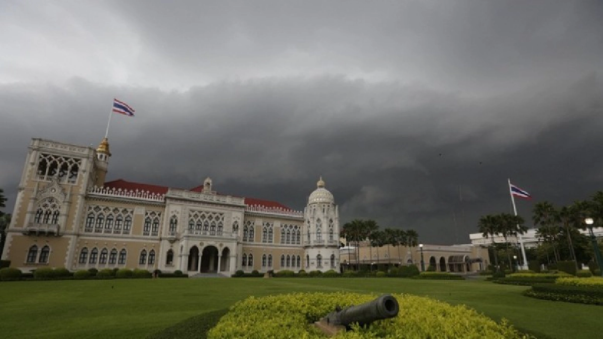 ฝนถล่มกรุงน้ำท่วมขังต้นไม้ล้มทับรถจราจรติดหนึบ