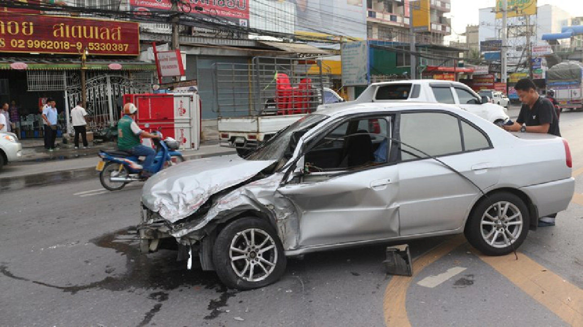 เก๋งตัดหน้ารถส่งขนมปังคว่ำเจ็บ1