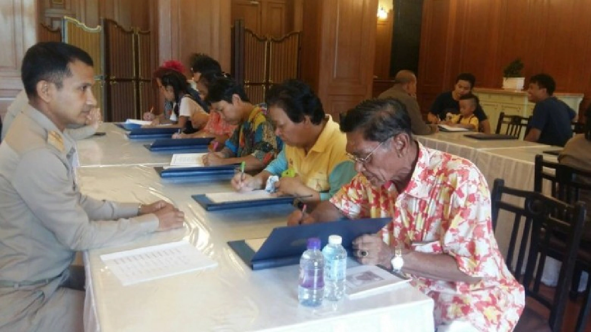 พสกนิกรลงนามถวายพระพร "ขอให้ในหลวงทรงหายจากพระอาการประชวร" พสกนิกรลงนามถวายพระพร "ขอให้ในหลวงทรงหายจากพระอาการประชวร"