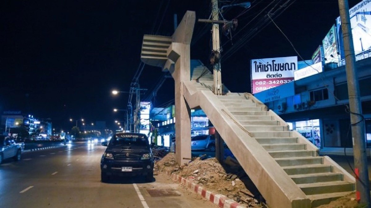 แชร์สนั่น!สร้างสะพานลอยคร่อมเสาไฟฟ้าผ่ากลางบันได 