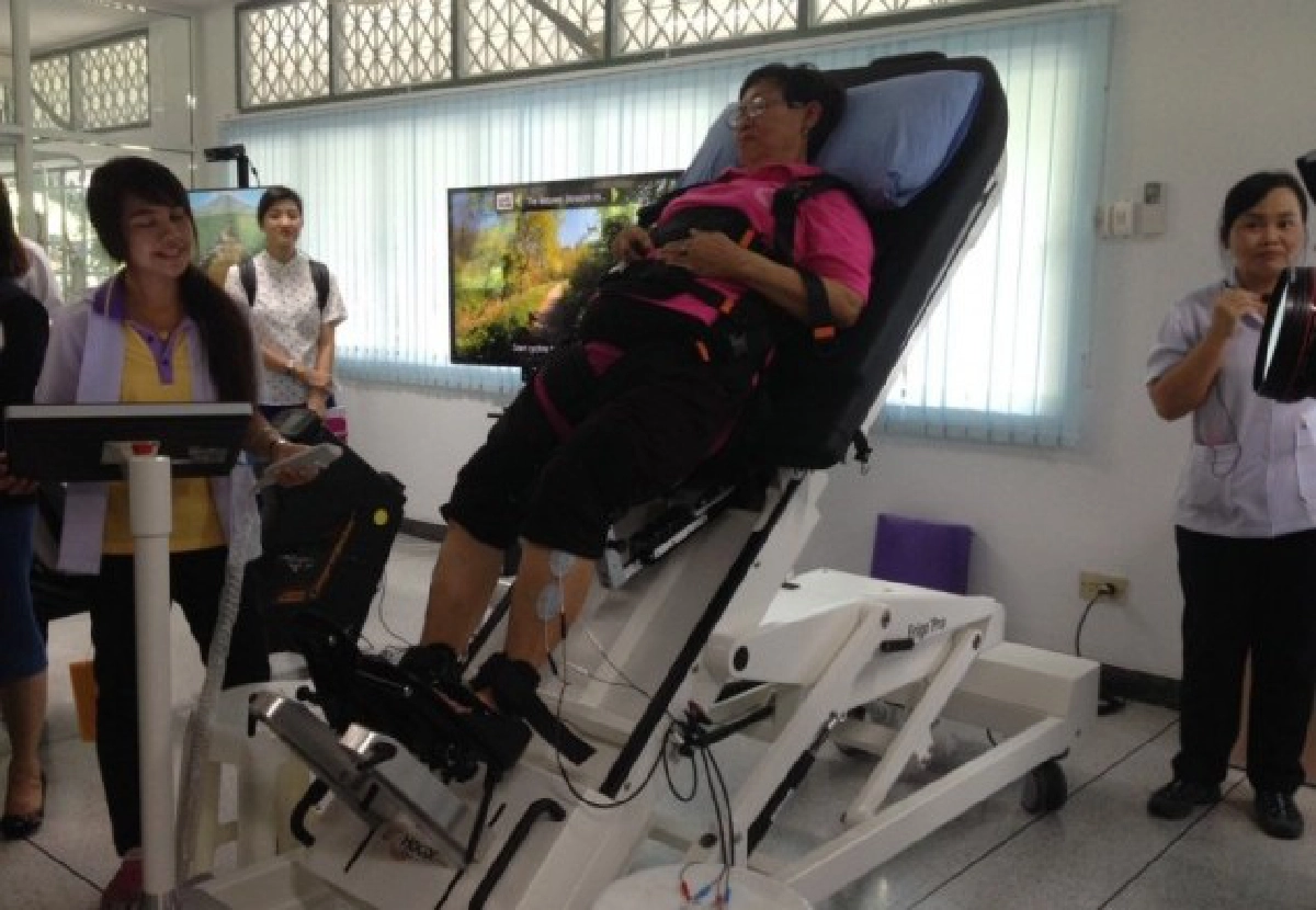 ส.สิรินธรเปิดตัวเครื่องฟื้นฟูสมรรถภาพคนแก่เครื่องแรกในไทย
