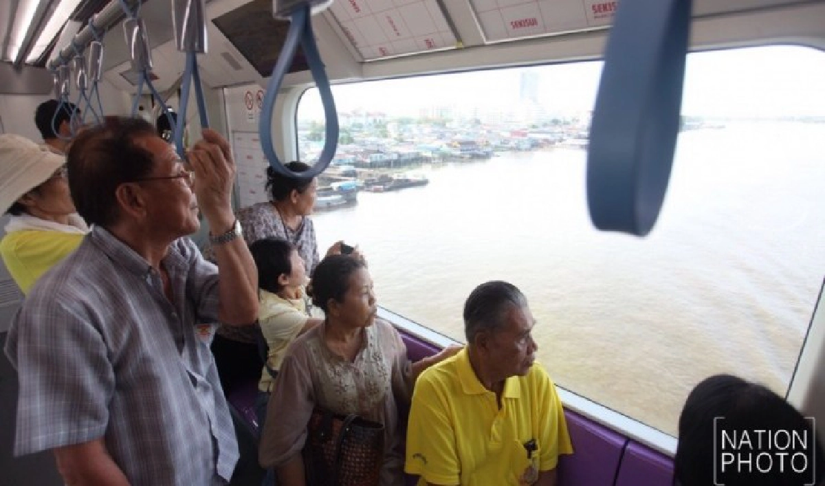 ปชช.ชื่นชมทิวทัศน์ช่วงรถไฟฟ้าผ่านเจ้าพระยา ปชช.ชื่นชมทิวทัศน์ช่วงรถไฟฟ้าผ่านเจ้าพระยา
