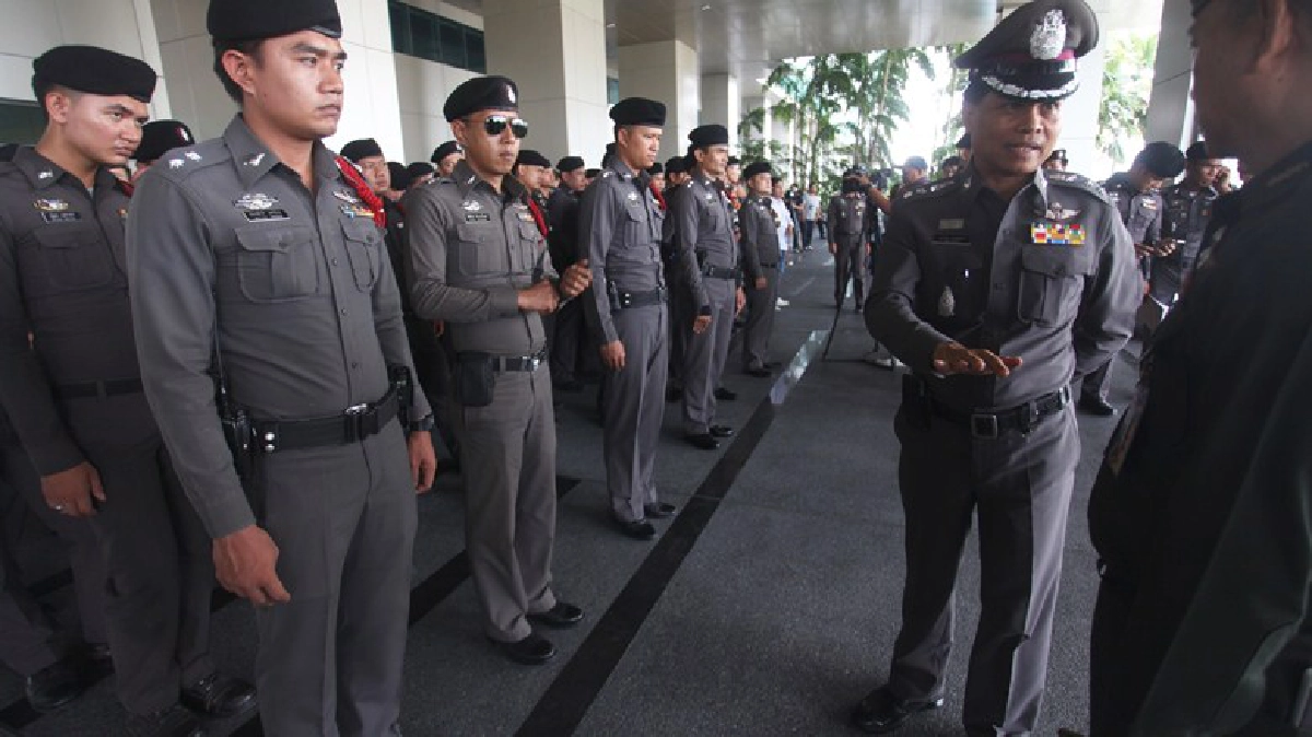 ตร.รปภ.รอบกกต.รับมือพลเมืองโต้กลับจัดมินิคอนเสิร์ตเย็นนี้ 