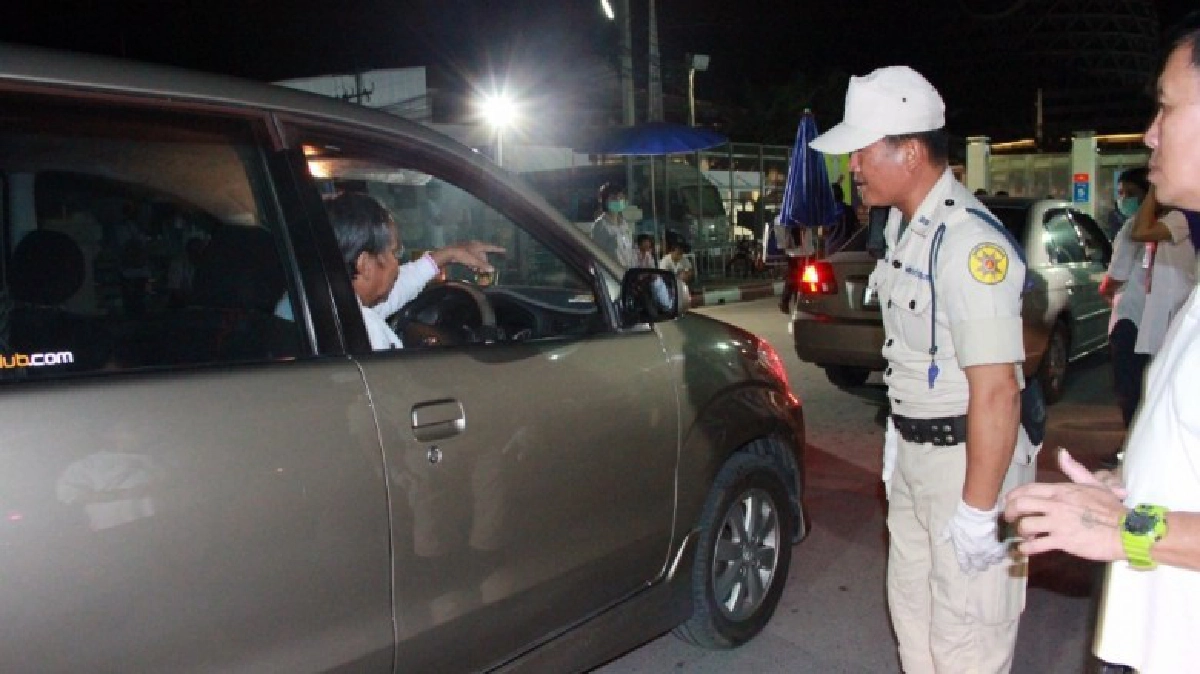 ธรรมกายเข้มคนเข้าออกวัด ตร.ตั้งด่านสกัดกองหนุน