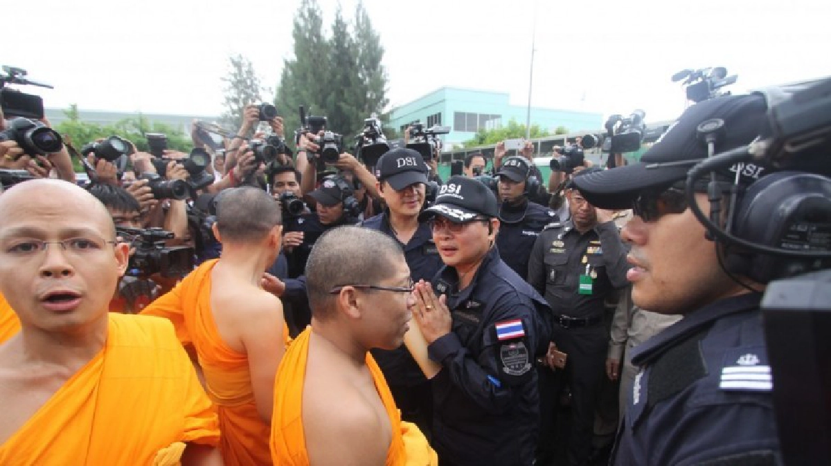 ธรรมกายยอมให้จนท.ดีเอสไอเข้าตรวจค้น (ชมคลิป) ธรรมกายยอมให้จนท.ดีเอสไอเข้าตรวจค้น (ชมคลิป)