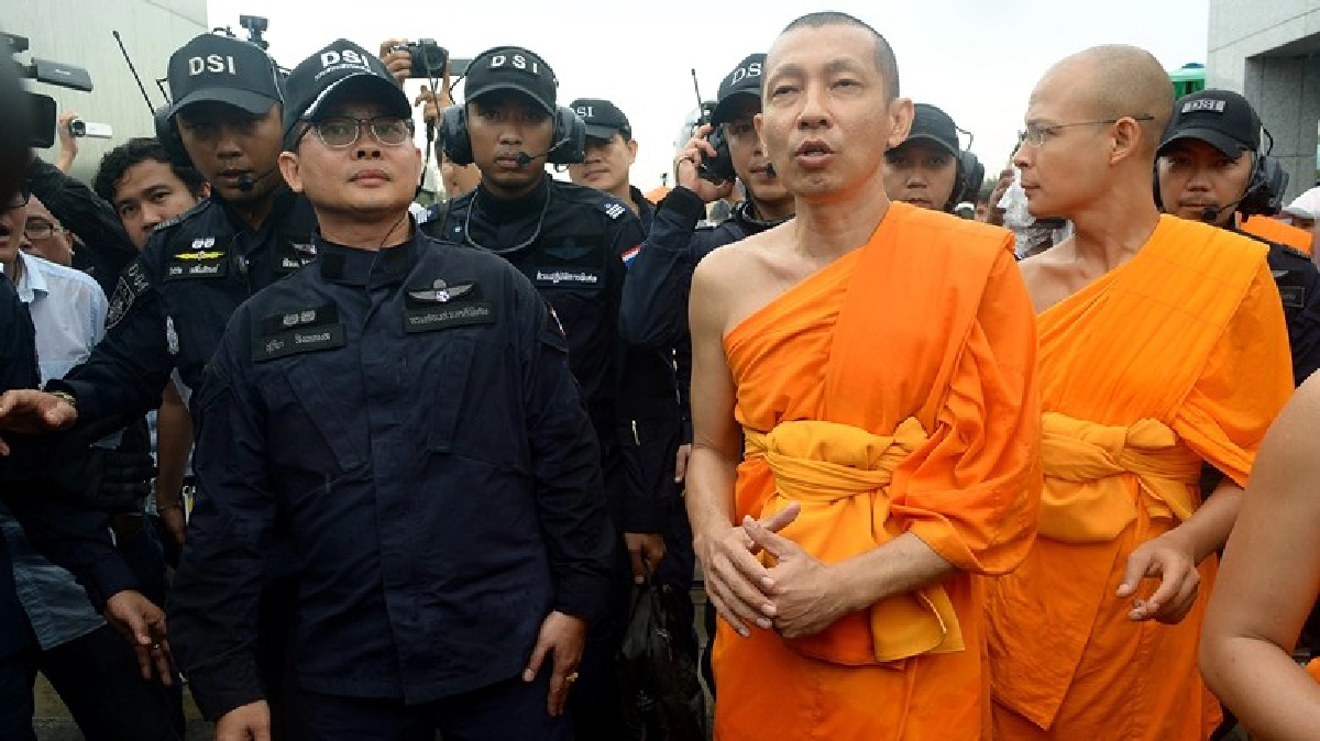 ยุติตรวจค้น!ศิษย์ขวางห้ามใกล้“ธัมมชโย” ยุติตรวจค้น!ศิษย์ขวางห้ามใกล้“ธัมมชโย”