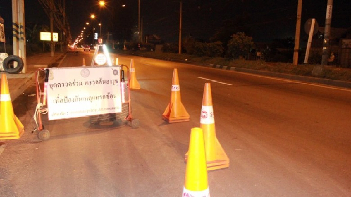 ตร.ตั้งด่าน-ปล่อยแถวตรวจเข้มรอบวัดธรรมกาย 