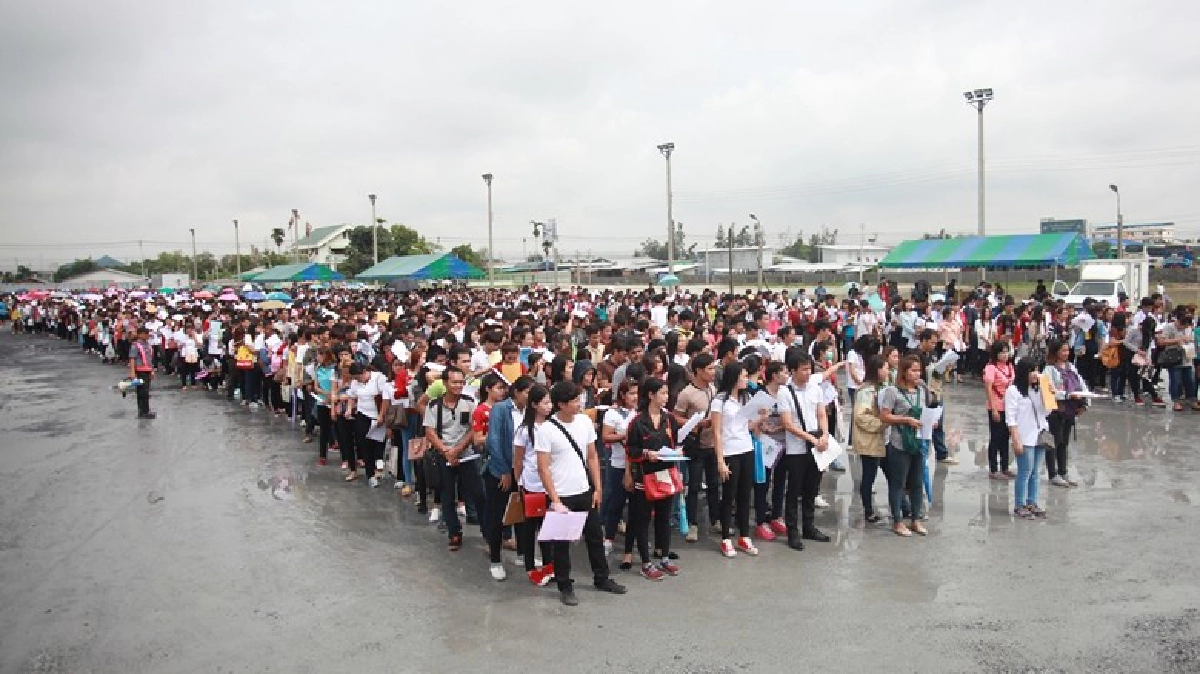 คิวยาวเหยียด!แห่สมัครงานที่นิคมฯอัญธานี