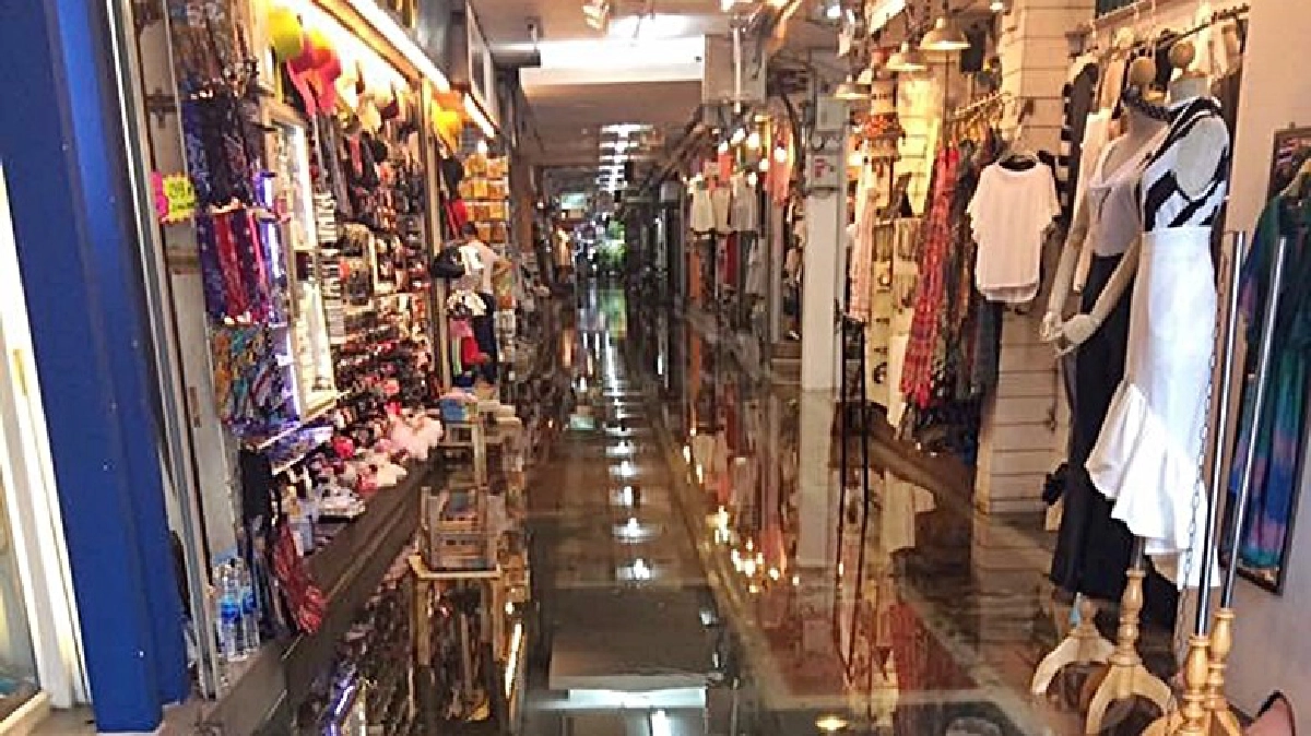 ฝนถล่ม'สยาม'ตลาดน้ำกลางกรุง! (ชมคลิป) ฝนถล่ม'สยาม'ตลาดน้ำกลางกรุง! (ชมคลิป)