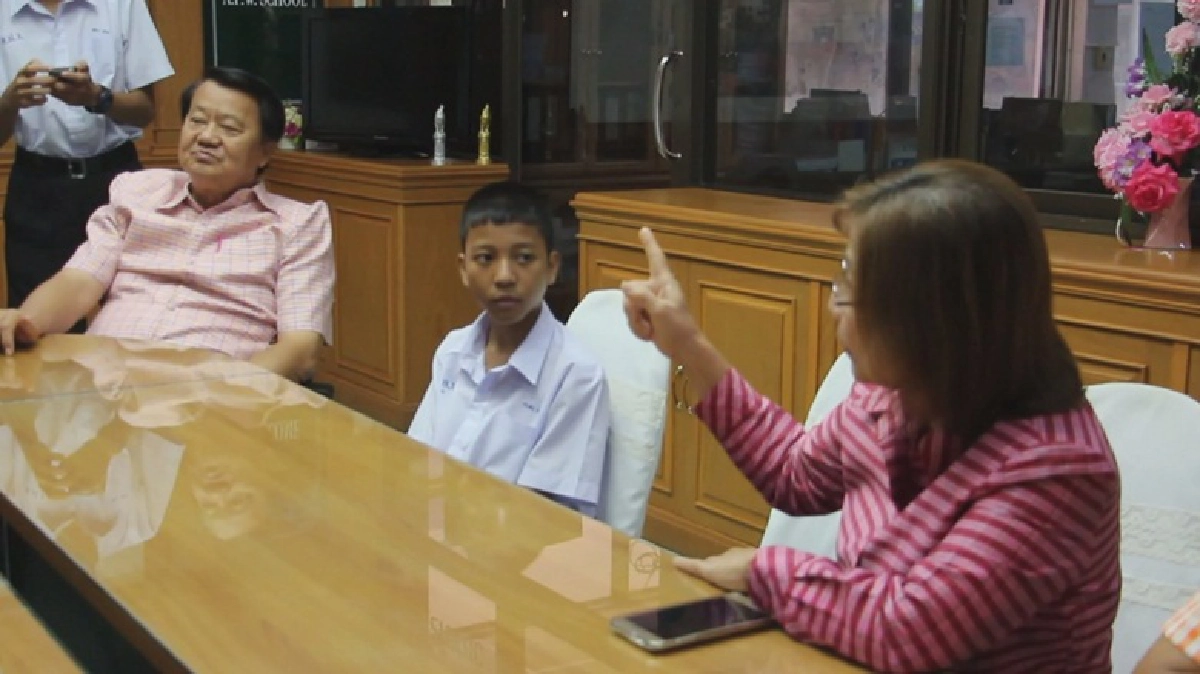 พบเด็กไทยหัวใจรักชาติลุยฝนเก็บธงตกพื้น พบเด็กไทยหัวใจรักชาติลุยฝนเก็บธงตกพื้น