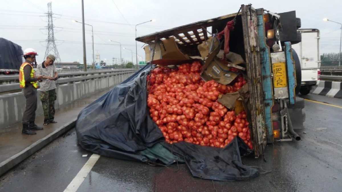 ฝนตกถนนลื่นรถสิบล้อพลิกคว่ำขวางถนนรถติดยาว