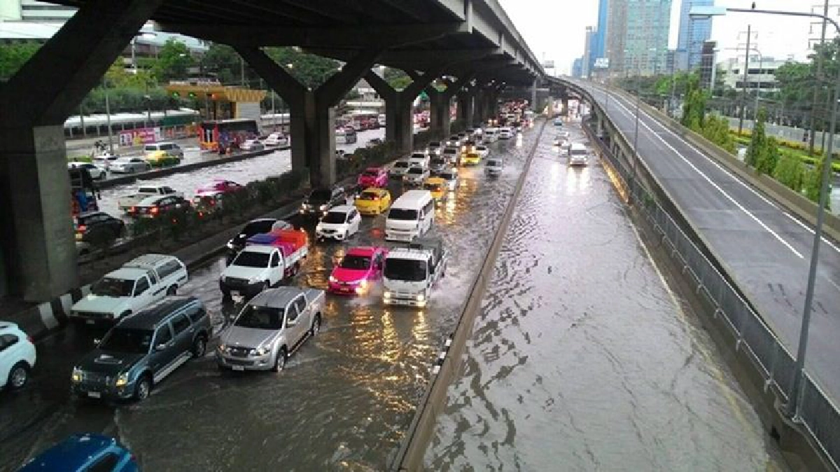 ฝนถล่มกรุง เช้านี้ท่วมหลายจุด ฝนถล่มกรุง เช้านี้ท่วมหลายจุด