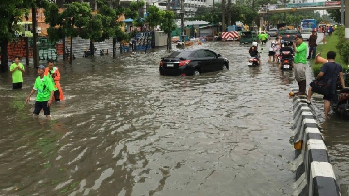 กทม.ระบายน้ำท่วมแล้ว 25 จุดเหลือ 2 จุดฝั่งตลิ่งชัน 