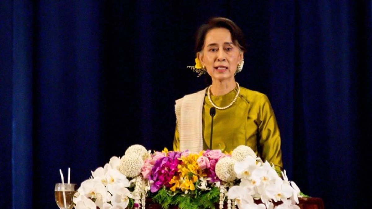 ซูจี พบ นศ.ไทย ชี้ สองประเทศต้องเรียนรู้การอยู่ร่วมกัน ซูจี พบ นศ.ไทย ชี้ สองประเทศต้องเรียนรู้การอยู่ร่วมกัน